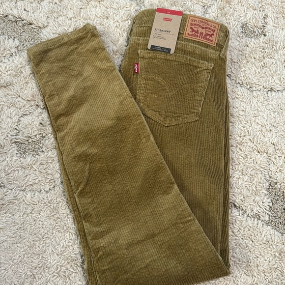 Levis  711 Skinny  Mid Rise Corduroy Pants 30 x 30 NEW - Picture 1 of 10